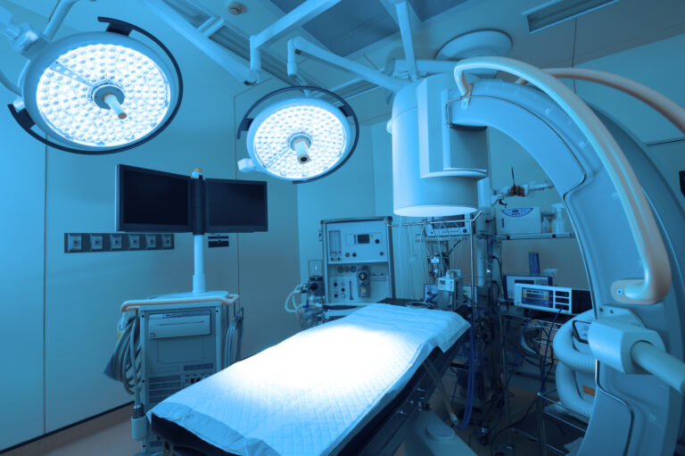 équipements et dispositifs médicaux dans une salle d'opération moderne